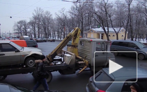 Полиция Петербурга забрала Mercedes без номеров у подозрительных эвакуаторщиков