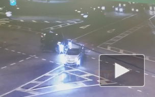 Видео: легковушки не уступили друг другу дорогу на Стачек 