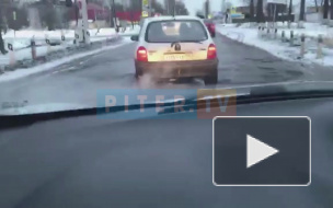 Очевидцы: в Отрадном вместе со снегом сошел асфальт на ж/д переезде