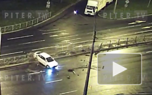 Видео: машина влетела в разделительную полосу и снесла забор на Софийской