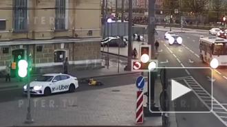 Таксист сбил велосипедиста на Университетской набережной