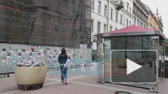 В Петербурге рядом со стеной памяти медикам смонтировали несколько летних кафе