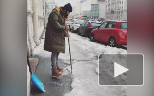 Видео: Иван Ургант расколол лед у Мариинского театра