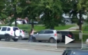 Неадекватное видео из Уфы: Девушка с сумкой напала на автомобиль
