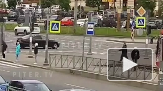 Видео: на перекрестке Комендантской площади столкнулись иномарки