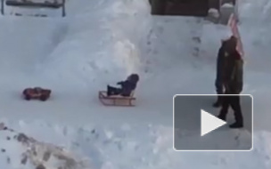 Видео из Барнаула: игрушечный джип прокатил с ветерком на санках ребенка