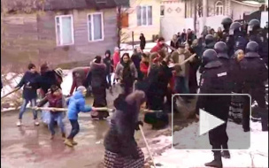 Цыгане из Плеханово отгоняют ОМОН матом и волшебными проклятьями