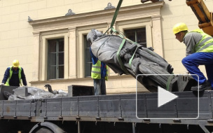 С фасада Нового Эрмитажа сняли статуи