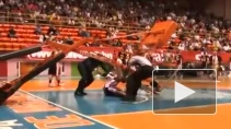 Американского баскетболиста пришибло рухнувшим щитом, ЧП попало на видео