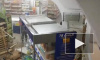 Видео: автомобиль врезался в витрину магазина "Семья" в Петербурге