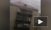 В сети опубликовано видео из Казахстана, где ураган сорвал крышу с жилого дома