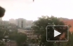 Момент падения башенного крана на жилые дома в Перми попал на видео