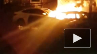 Два легковых авто сгорели ночью в Красногвардейском районе