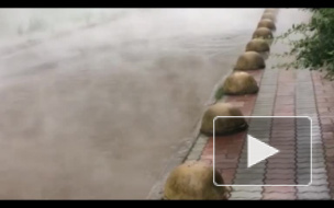 На Типанова озеро кипятка из прорванной трубы затопило магазин и несколько домов