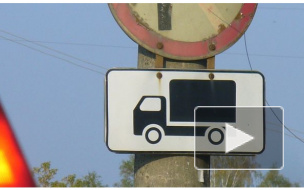 В Петербурге бензовоз столкнулся со "Шкодой": с проезжей части смывали топливо