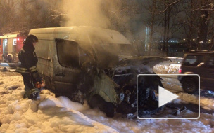 Видео доказательства: На Рыбацком проспекте воспламенился Мерседес Спринтер