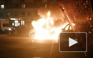 В Кудрово ярким пламенем вспыхнула припаркованная машина