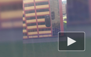 Видео: машина вылетела с верхнего этажа паркинга на Бадаева