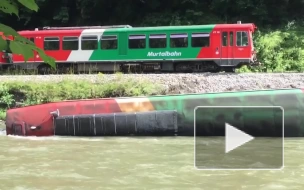 В Австрии электричка со школьниками сошла с рельсов и упала в реку