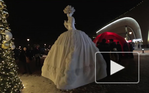 Санта-Клаус уже не тот: пухлый старец променял оленей на грузовик с газировкой