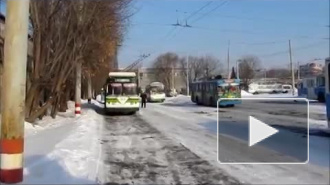 В Нижнем Новгороде троллейбус врезался в остановку с людьми