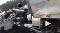 Видео: легковой автомобиль наполовину ушел под грузовик на КАД в районе Народной