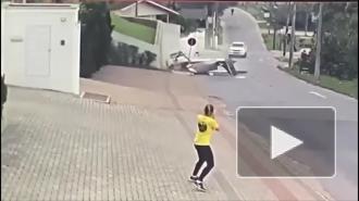 Легкий самолет рухнул на улицу города среди машин и пешеходов