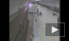 Полицейский рискуя жизнью спас пассажира метро упавшего на рельсы