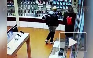 В Рыбацком неизвестный ограбил салон сотовой связи