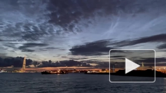 Видео: обширные серебристые облака заметили в небе Петербурга