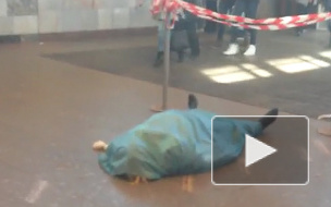 На станции метро "Гражданский проспект" умерла женщина, ей было 46 лет