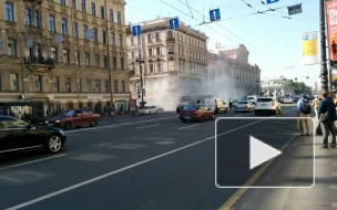 В Сети появилось видео страшного автомобильного пожара в центре Невского проспекта