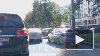 Мотоциклист столкнулся с иномаркой у въезда во двор на Космонавтов