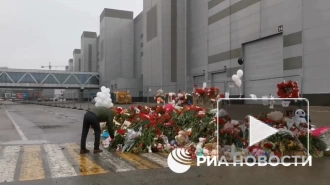 "РИА Новости": люди несут цветы к зданию "Крокус Сити Холла"