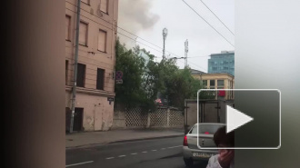 Видео: на Решетникова пожарные тушат нежилое здание