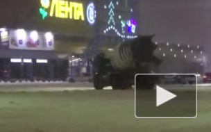 Бетономешалка дрифтовала на парковке у "Ленты" 