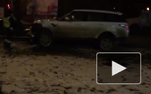 Фото и видео из Волгограда: люксовый внедорожник снес три легковушки и скрылся