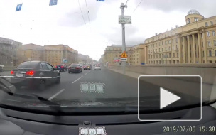 Видео: у моста Александра Невского "Газель" сбила велосипедиста