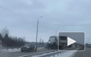 На Мурманском шоссе фура влетела в отбойник