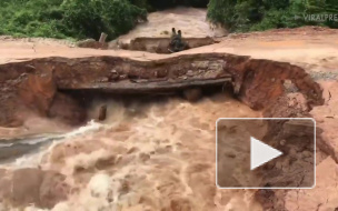 Видео: в Камбодже во время наводнения под мотоциклистами обвалился мост