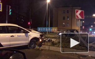 Водитель каршеринга столкнулся с "Киа" на проспекте Обуховской обороны