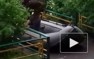 Житель Подмосковья устроил «рыбалку» на затопленных улицах