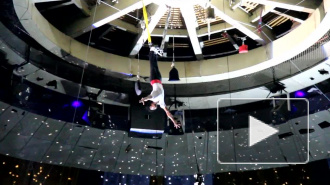 Падение акробата из-за рваной страховочной сетки сняли на видео