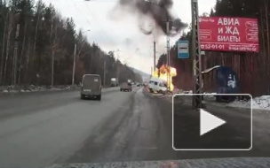Видео: в Миассе маршрутка с людьми попала в ДТП и загорелась