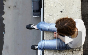 Петербургская пятиклассница бросилась с балкона, обвинив в своей смерти коллекторов