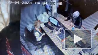 Разбойное нападение на букмекерскую контору на Караваевской попало на видео