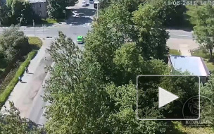 Видео: В Красном Селе КамАЗ "уложил" легковушку