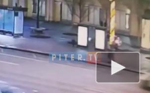 Видео: водитель иномарки вылетел на пешеходную зону Гостиного двора