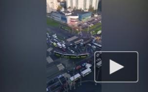 Неработающий светофор стал причиной серьезного затора на Наставников