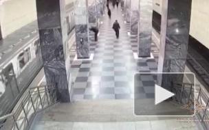 В московском метро мужчина столкнул пассажира на рельсы